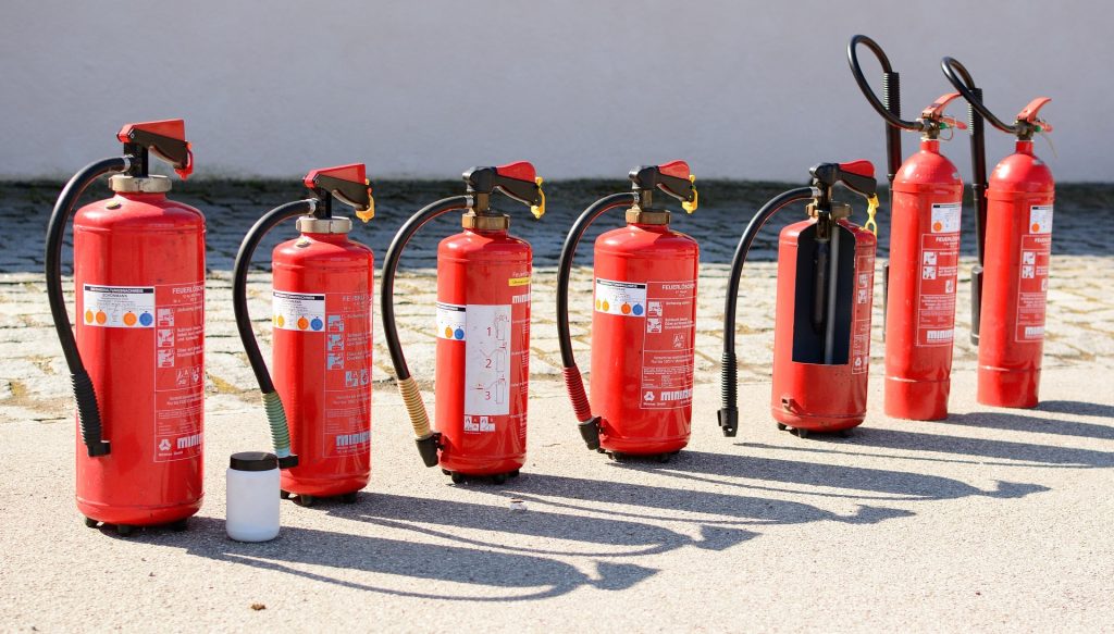 Mehrere Feuerlöscher in einer Reihe